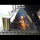 Die Bambusrohrstücke mit Lemang, aufgereiht wie in Bayern der Steckerlfisch